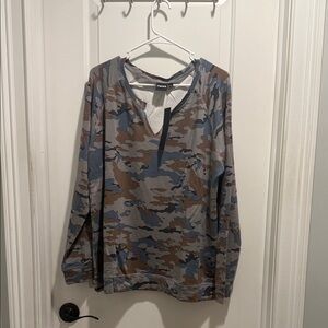 NWT Mono B Camouflage v-neck camo Sweatshirt